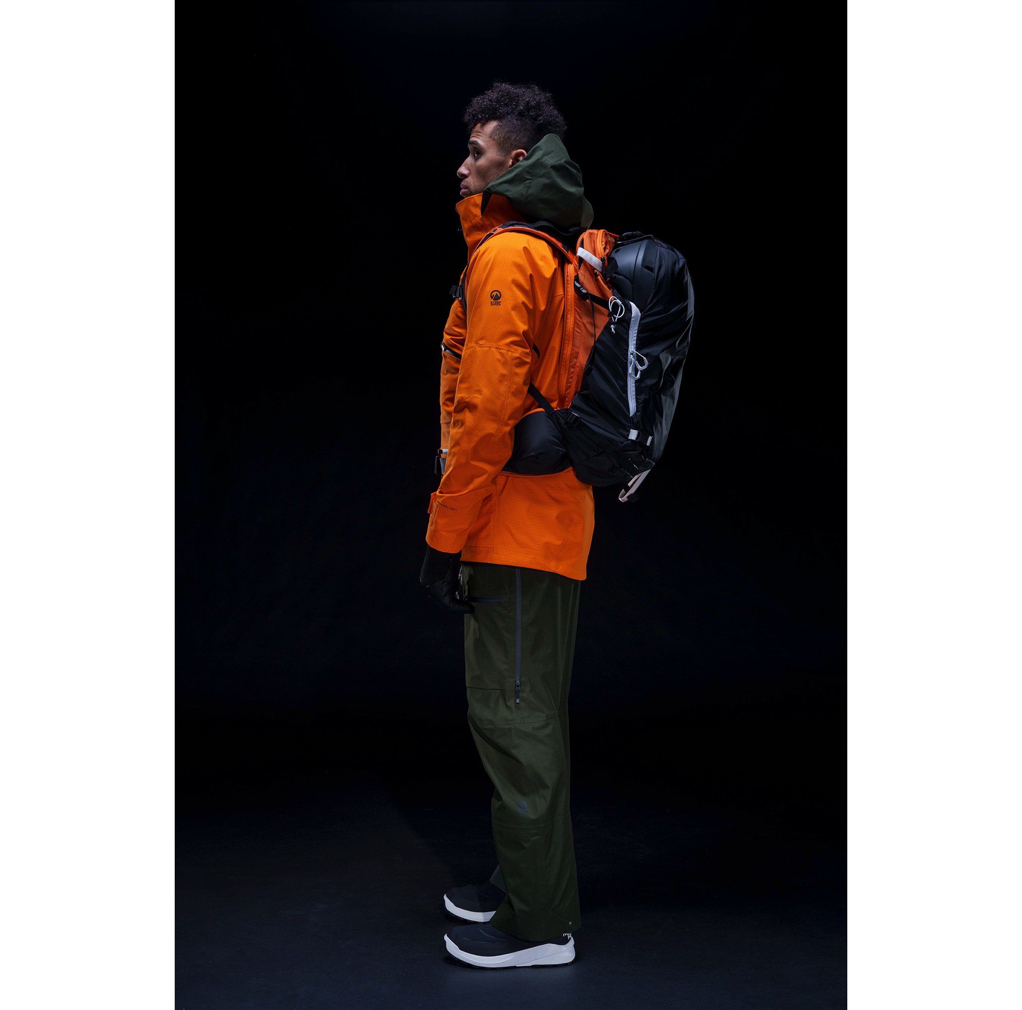 A person wears the Snowmad 34. A modern pack designed for adventure.
