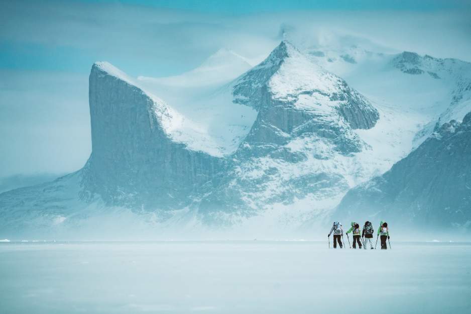 Les athlètes de l'équipe North Face parcourant un sentier de montagne dans l'équipement Summit Series.