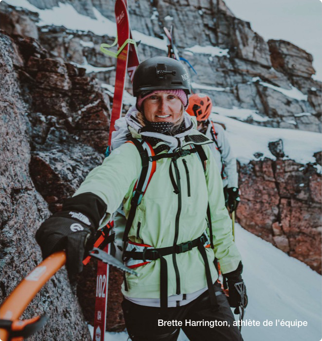 Brette Harrington, athlète de l'équipe The North Face, grimpe avec un équipement Summit Series.