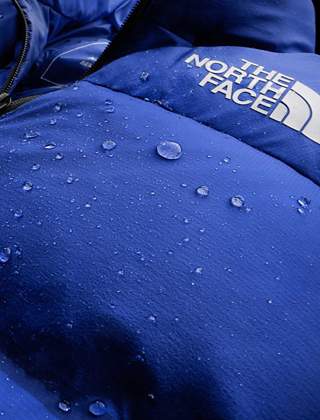 La veste Nuptse remasterisée en bleu Lapis de The North Face est hydrofuge.