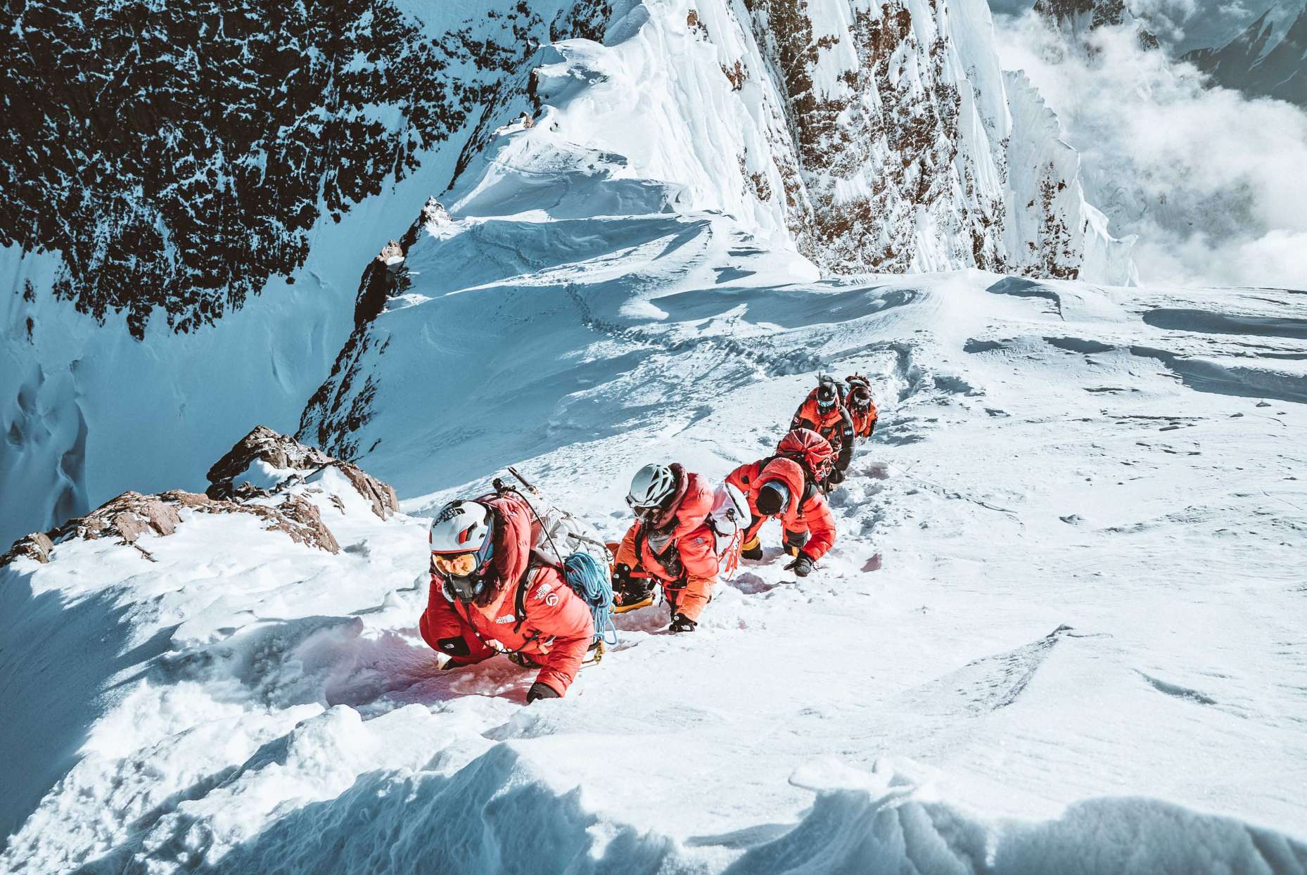L’athlète Dawa Yangzum Sherpa porte la combinaison Himalayan Suit de The North Face sur le Broad Peak.