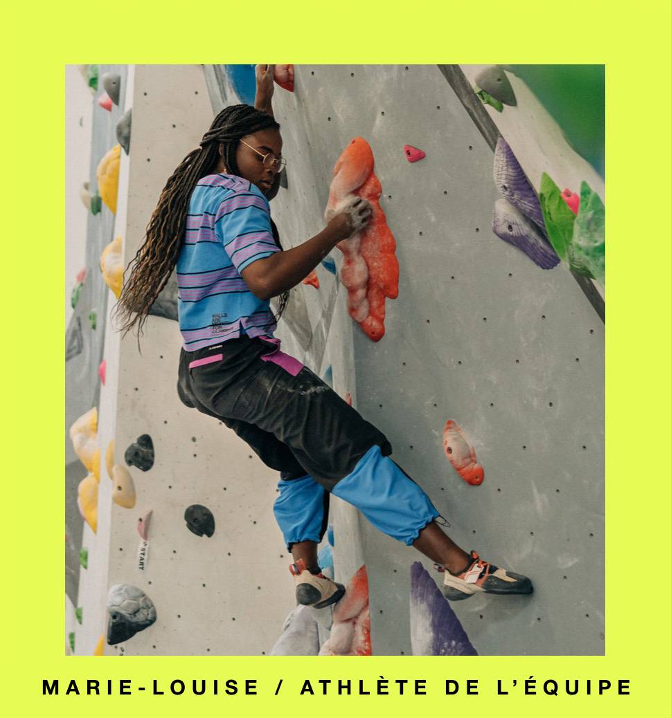 L’athlète de l’équipe Marie-Louise escalade des blocs.